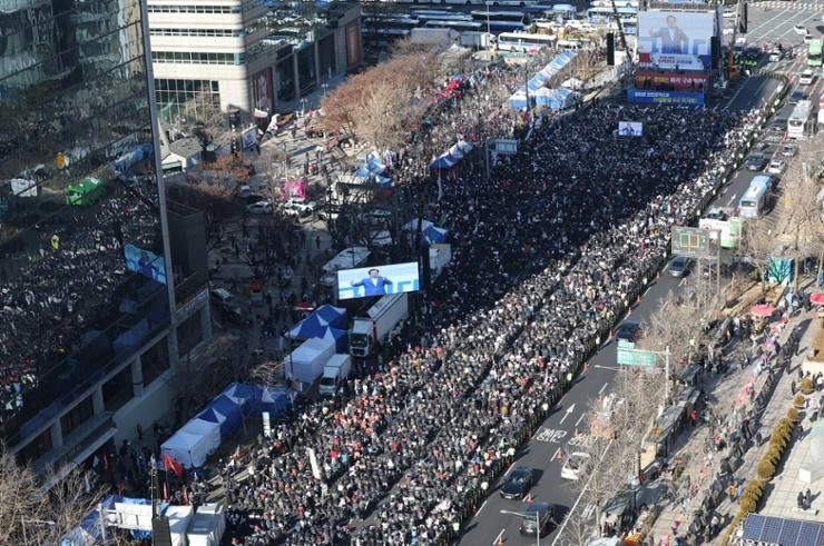 bieu-tinh-lon-lien-quan-lenh-bat-tong-thong-yoon-day-cang-thang-gia-tang (1).jpg