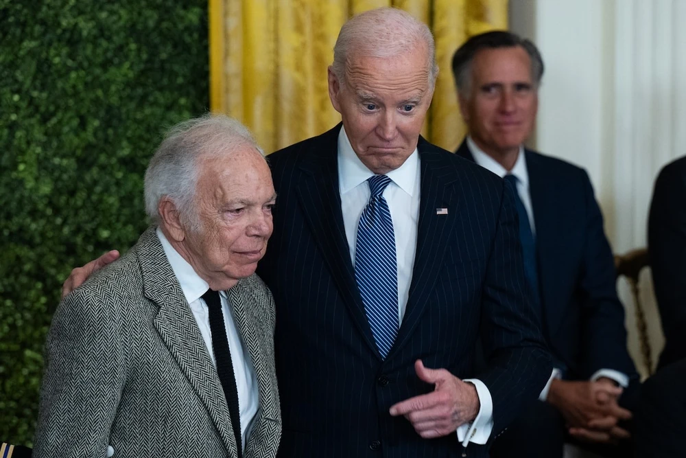 ong-biden-tang-huan-chuong-tu-do-cho-ba-clinton-sieu-sao-messi (2).jpg