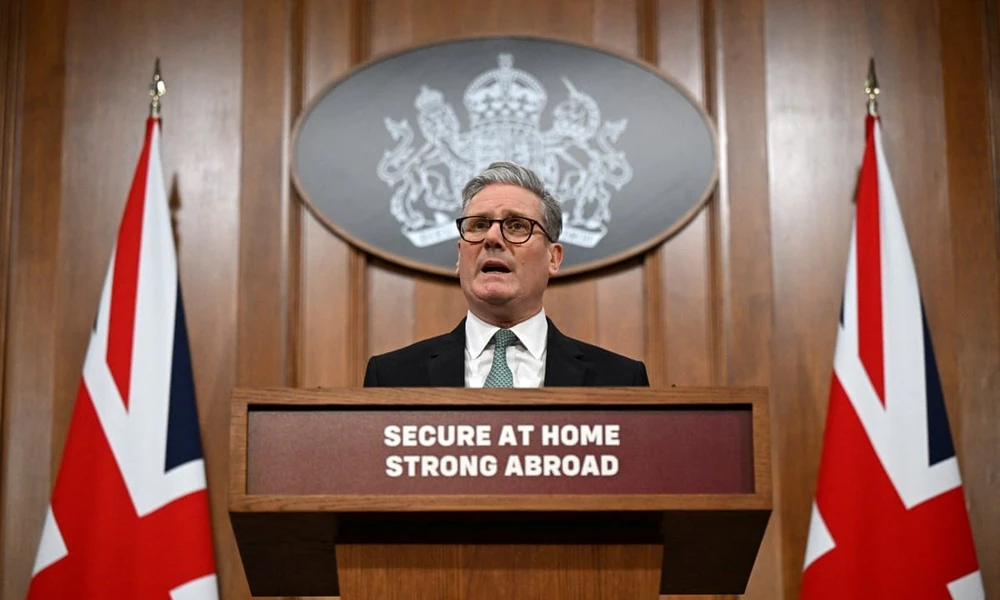 ắt giảm gần một nửa ngân sách cho viện trợ quốc tế nhằm tài trợ cho việc tăng chi tiêu quốc phòng