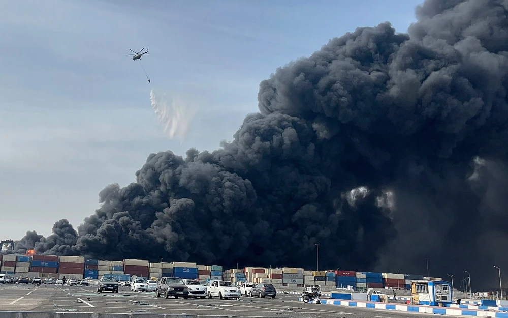 Tranh cãi về nguyên nhân vụ nổ lớn tại cảng Iran khi thương vong tăng vọt