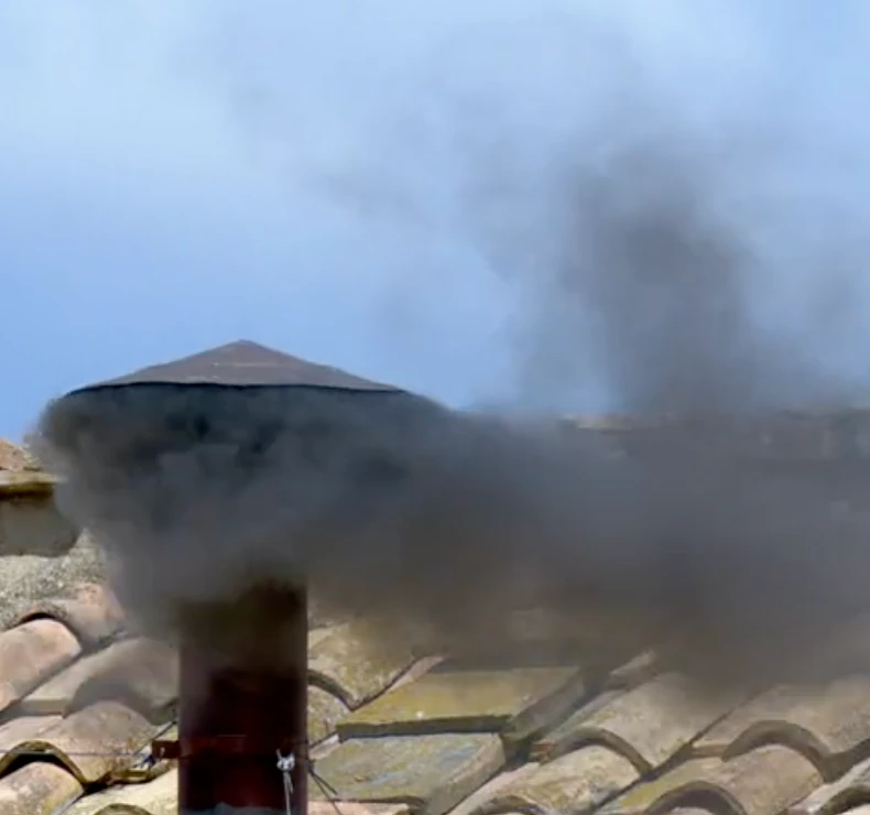 Khói đen bốc lên từ Nhà nguyện Sistine, vẫn chưa có tân giáo hoàng