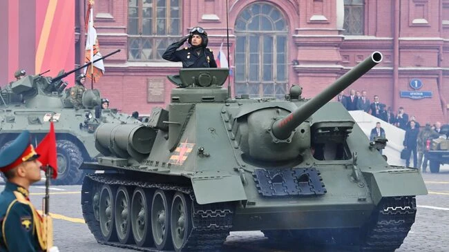 Pháo tự hành Su-100. Ảnh: RIA NOVOSTI