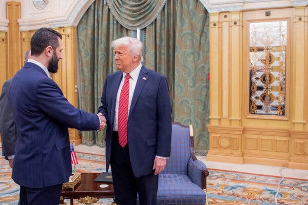 Tổng thống Mỹ Donald Trump bắt tay Tổng thống lâm thời Syria - ông Ahmed al-Sharaa. Ảnh: hoàng gia saudi arabia