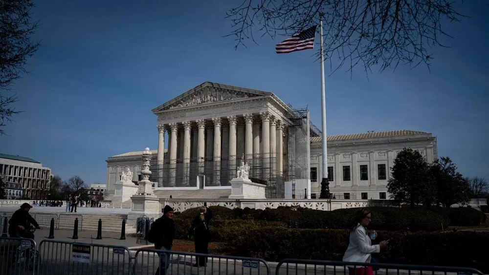 Tòa án Tối cao Mỹ ngăn chặn nỗ lực của ông Trump trục xuất người nhập cư