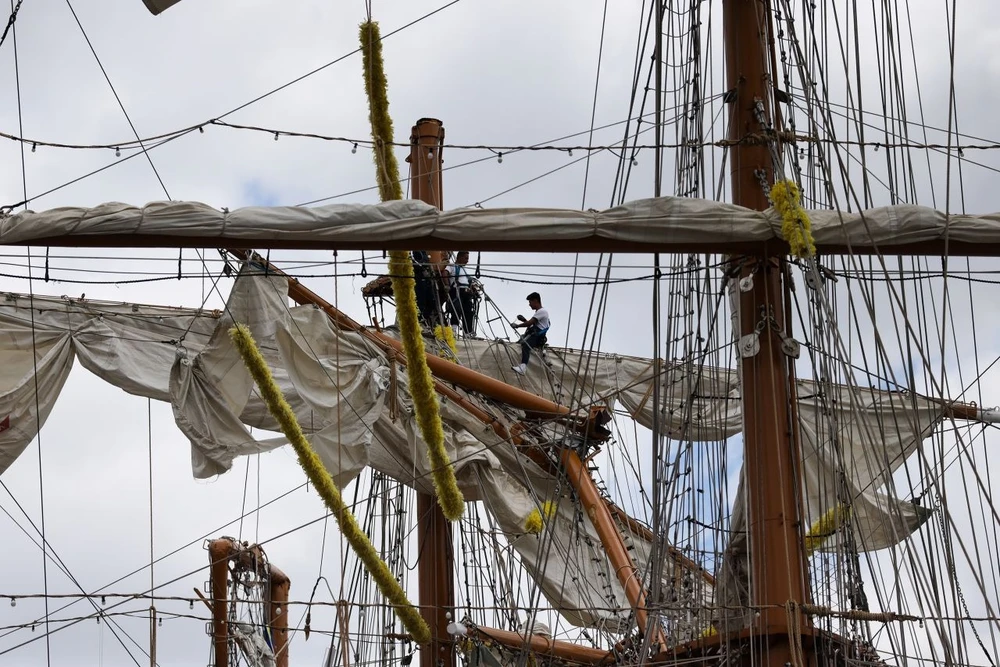 Mỹ điều tra vụ tàu hải quân Mexico va vào cầu Brooklyn ở New York