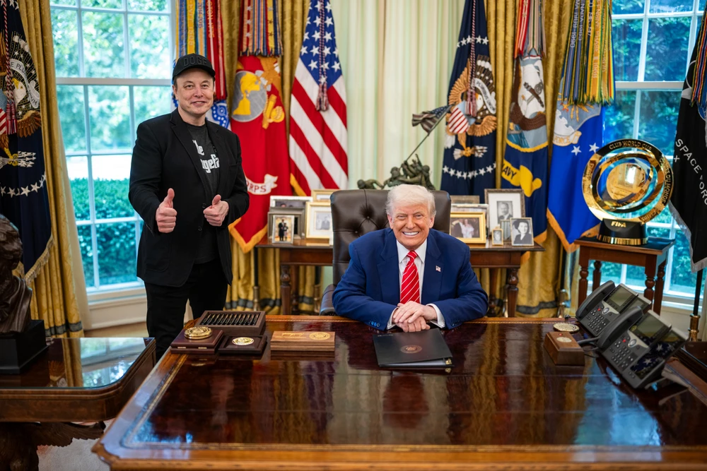 Tổng thống Mỹ Donald Trump và tỉ phú Elon Musk tại Nhà Trắng ngày 30-5. Ảnh: WHITE HOUSE