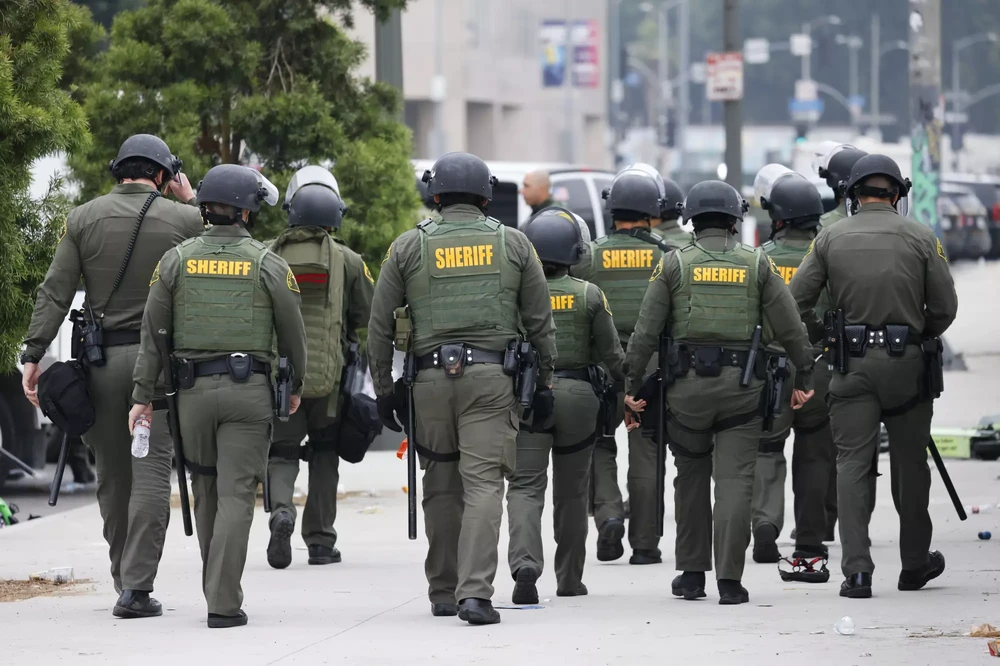 Ngày thứ 4 biểu tình ở Los Angeles: Lính thủy đánh bộ đến LA; Ông Trump kêu gọi bắt Thống đốc bang California