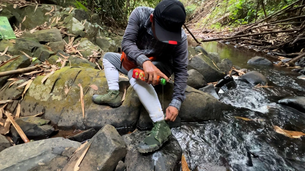 phóng viên trộn tro thuốc vào nước rồi rưới lên giày để chống vắt.jpg