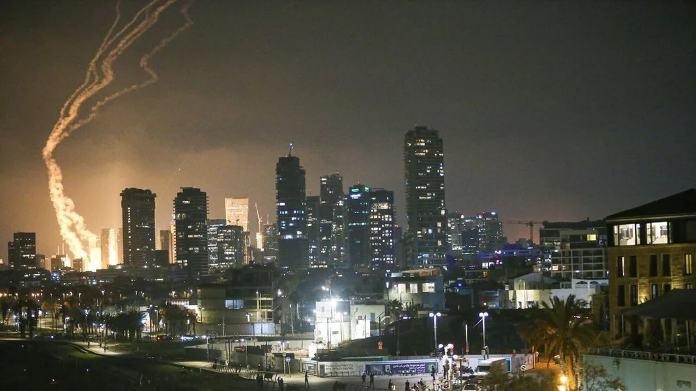 Iran nã tên lửa đạn đạo vào nhiều mục tiêu, tuyên bố kiểm soát không phận Israel