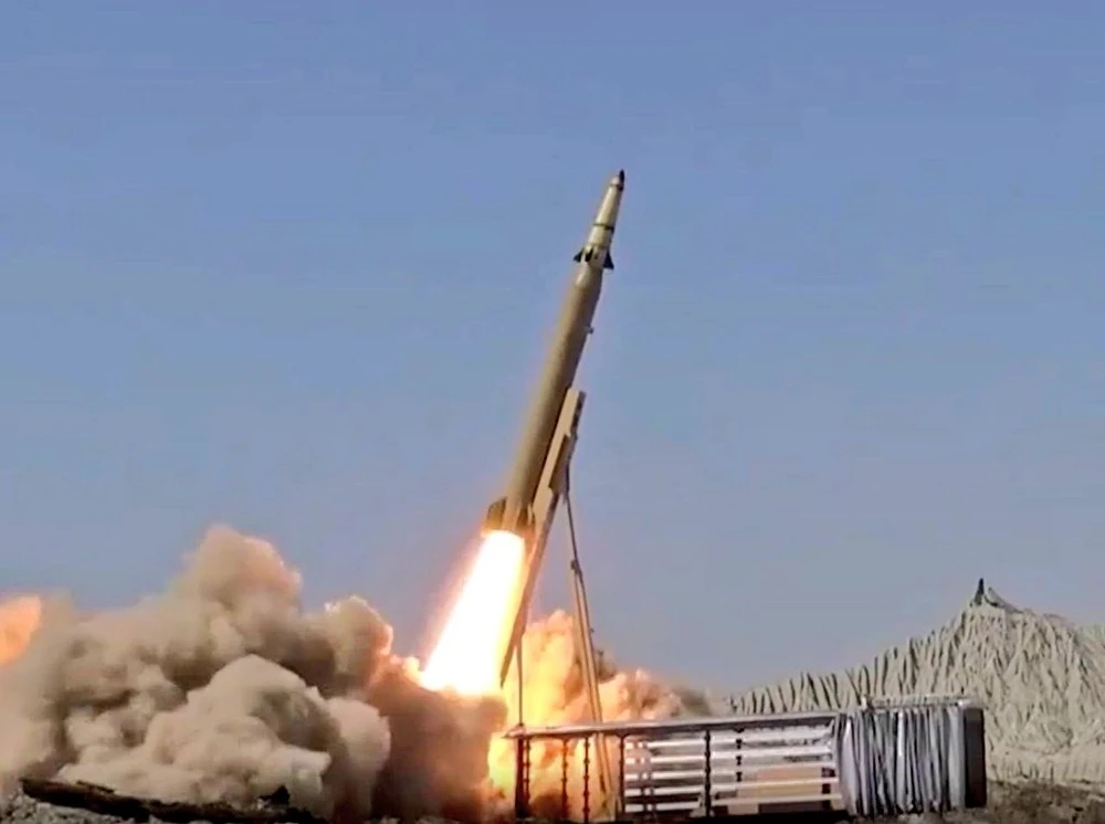 Uy lực Haj Qassem - tên lửa đạn đạo dẫn đường mới của Iran đang oanh tạc không phận Israel