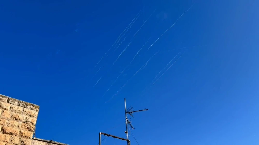 Israel nỗ lực đánh chặn đợt tên lửa Iran, còi báo động vang khắp Tel Aviv