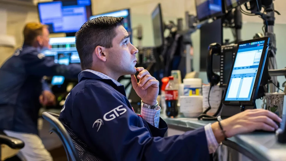 Tại sao giá dầu giảm, cổ phiếu tăng sau khi Iran phóng tên lửa vào căn cứ Mỹ?