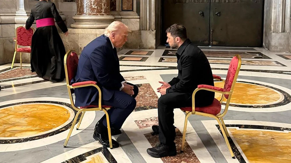 Tổng thống Ukraine Volodymyr Zelensky (phải) và Tổng thống Mỹ Donald Trump trong cuộc gặp tại Vatican vào tháng 4. Ảnh: AFP