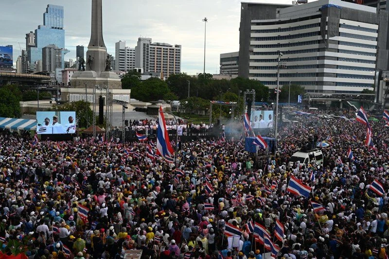 Biểu tình ở thủ đô Bangkok (Thái Lan) ngày 28-6 để yêu cầu Thủ tướng Thái Lan Paetongtarn Shinawatra từ chức. Ảnh: KHAOSOD