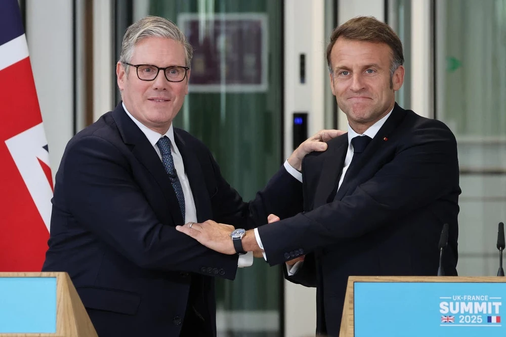 Thủ tướng Anh Keir Starmer (trái) và Tổng thống Pháp Emmanuel Macron tại cuộc họp báo ngày 10-7. Ảnh: THE INDEPENDENT