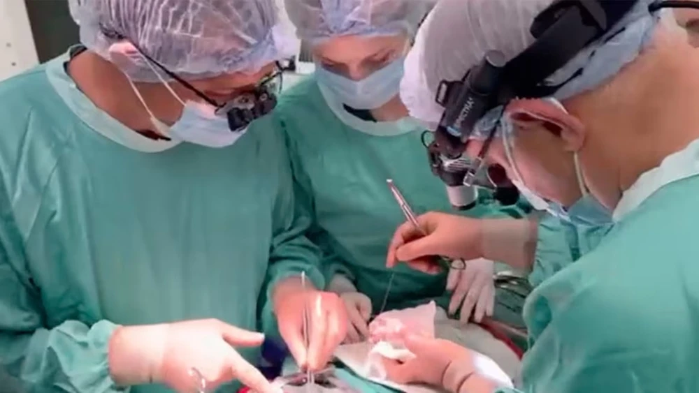 Băng qua mưa tên lửa, mang trái tim đến với bệnh nhi