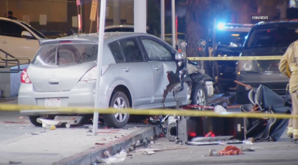 Vụ ô tô lao vào đám đông ở LA: 30 người bị thương, tài xế bị người dân bắn tại hiện trường