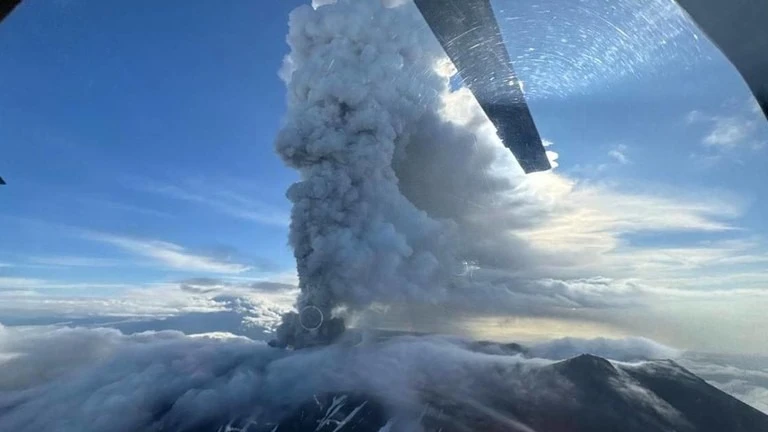 VIDEO: Núi lửa ở Nga phun tro trắng trời lần đầu sau 600 năm, sau động đất 8,8 độ richter