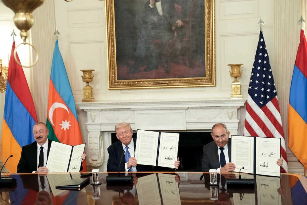 ong-trump-cong-bo-thoa-thuan-hoa-binh-giua-azerbaijan-va-armenia.jpg