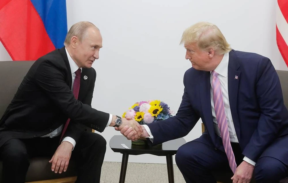 Tổng thống Nga Vladimir Putin (trái) và Tổng thống Mỹ Donald Trump. Ảnh: TASS