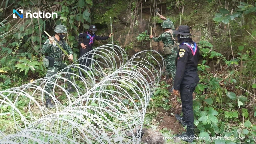Thái Lan triển khai dây thép gai dọc biên giới, kêu gọi Campuchia tuân thủ thỏa thuận về mìn
