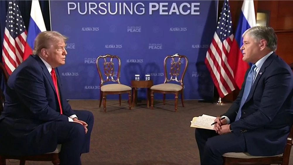 Tổng thống Mỹ Donald Trump (trái) trả lời phỏng vấn với đài Fox News sau cuộc gặp với Tổng thống Nga Vladimir Putin. Ảnh: FOX NEWS