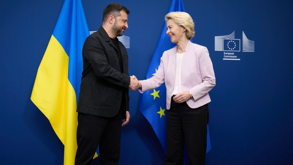 Tổng thống Ukraine Volodymyr Zelensky (trái) và Chủ tịch Ủy ban châu Âu Ursula von der Leyen trong cuộc gặp tại thủ đô Brussels (Bỉ) ngày 17-8. Ảnh: X