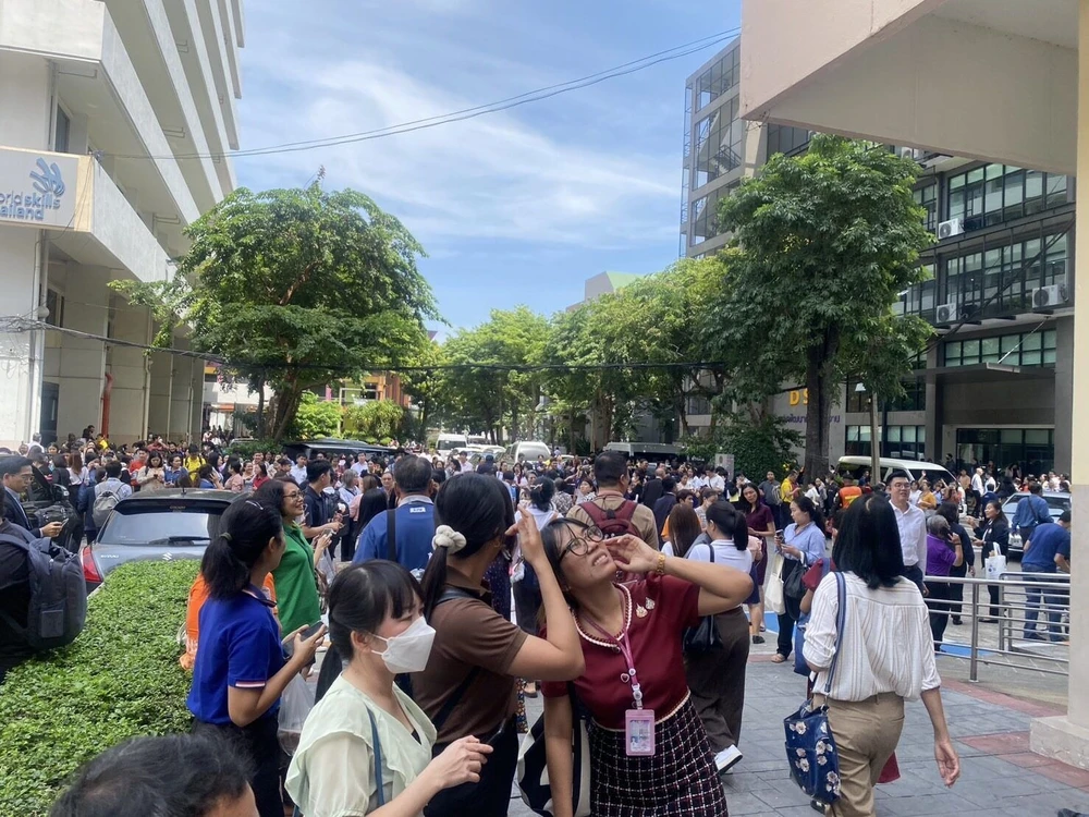 Bangkok rung lắc vì động đất Myanmar, người dân hoảng loạn chạy khỏi các tòa nhà