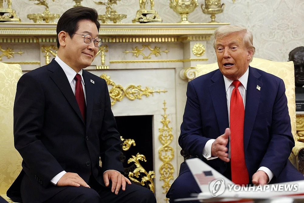 Tổng thống Hàn Quốc Lee Jae-myung (trái) hội đàm với Tổng thống Mỹ Donald Trump tại Phòng Bầu dục của Nhà Trắng ngày 25-8. Ảnh: YONHAP