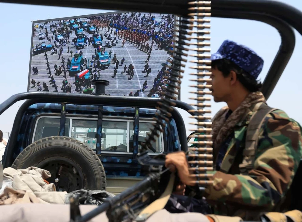 Một chiến binh Houthis đang tuần tra ở Yemen. Ảnh: Yahya Arhab/EPA/SHUTTERSTOCK/SHUTTERSTOCK