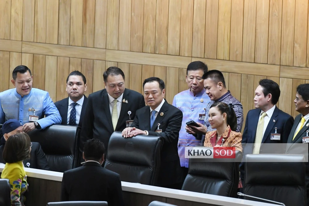 Lãnh đạo đảng Bhumjaithai - ông Anutin Charnvirakul (giữa) trong phiên họp ngày 5-9 của Hạ viện Thái Lan. Ảnh: KHAOSOD