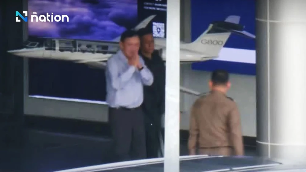 Ông Thaksin về Thái Lan trước thềm phán quyết 'vụ án tầng 14'
