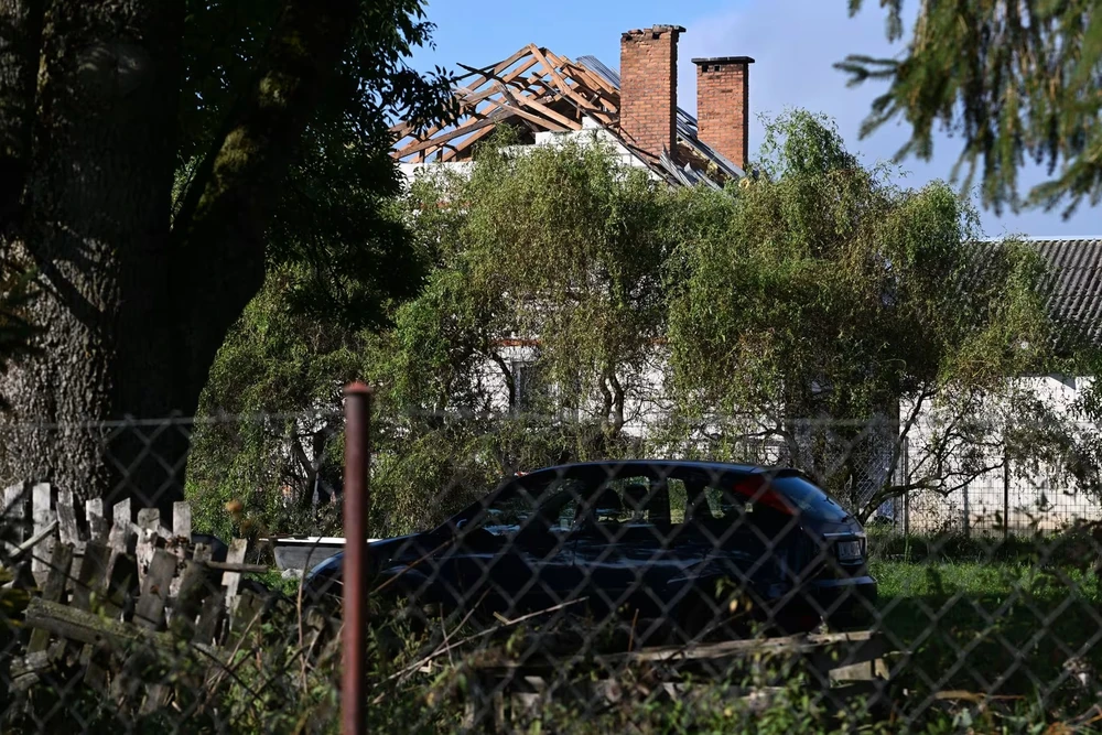 Một tòa nhà dân cư ở Wyryki, miền đông Ba Lan bị hư hại sau vụ UAV xâm phạm không phận Ba Lan ngày 10-9. Ảnh: Wojtek Jargilo/EPA