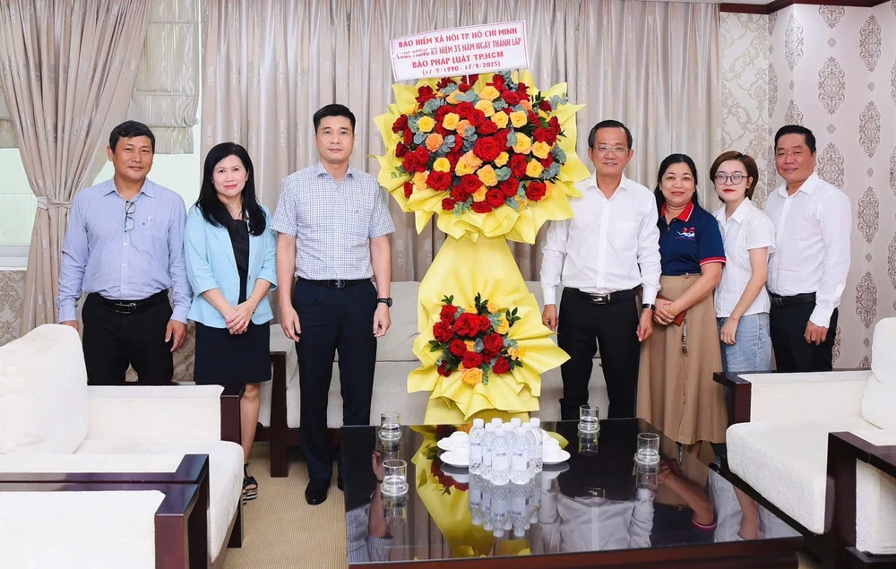 Nhiều đơn vị thăm và chúc mừng Báo Pháp Luật TP.HCM nhân kỷ niệm 35 năm thành lập báo