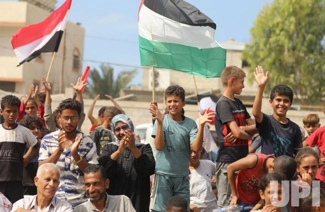 Người dân Dải Gaza ăn mừng thoả thuận ngừng bắn ngày 9-10. Ảnh: UPI