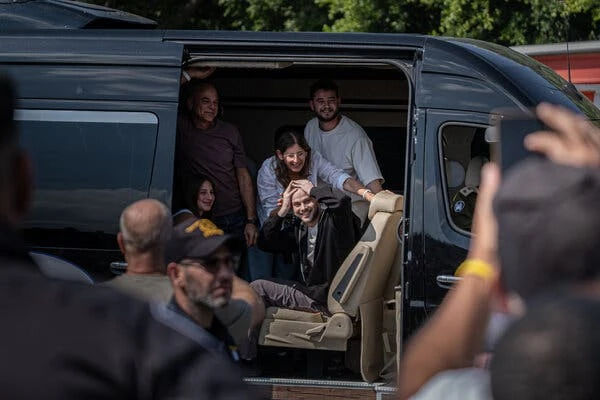 Anh Alon Ohel, một trong những con tin được thả ngày 13-10, đã đoàn tụ với gia đình. Ảnh: THE NEW YORK TIMES