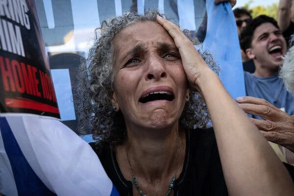 Bà Anat Harlev, một người dân Tel Aviv, khóc nức nở khi nghe tên con tin cuối cùng trong số 20 con tin đã được trả tự do. Ảnh: THE NEW YORK TIMES
