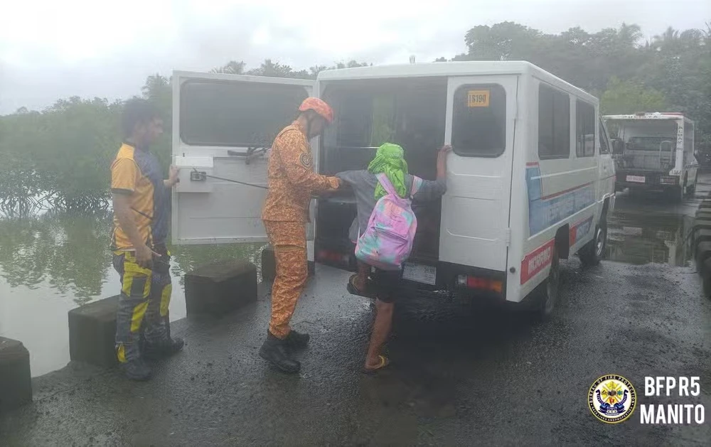 Philippines di dời 27.000 dân khi bão Fengshen đổ bộ