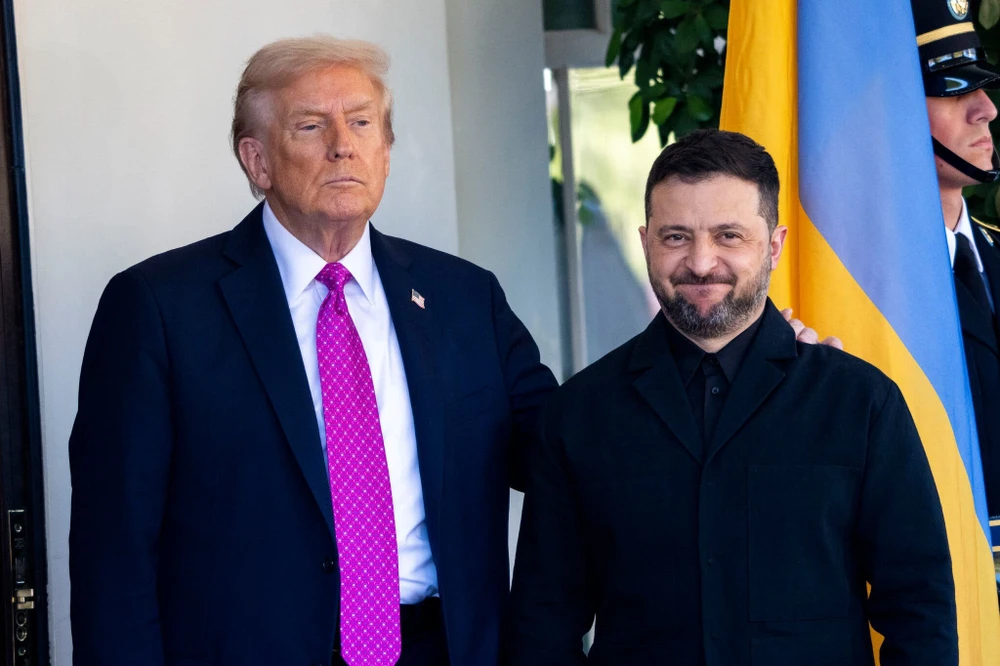 Tổng thống Mỹ Donald Trump (trái) tiếp Tổng thống Ukraine Volodymyr Zelensky tại Nhà Trắng