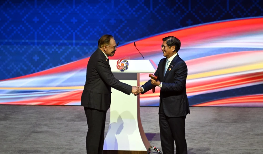 Hội nghị Cấp cao ASEAN bế mạc, Malaysia trao búa chủ tọa cho Philippines