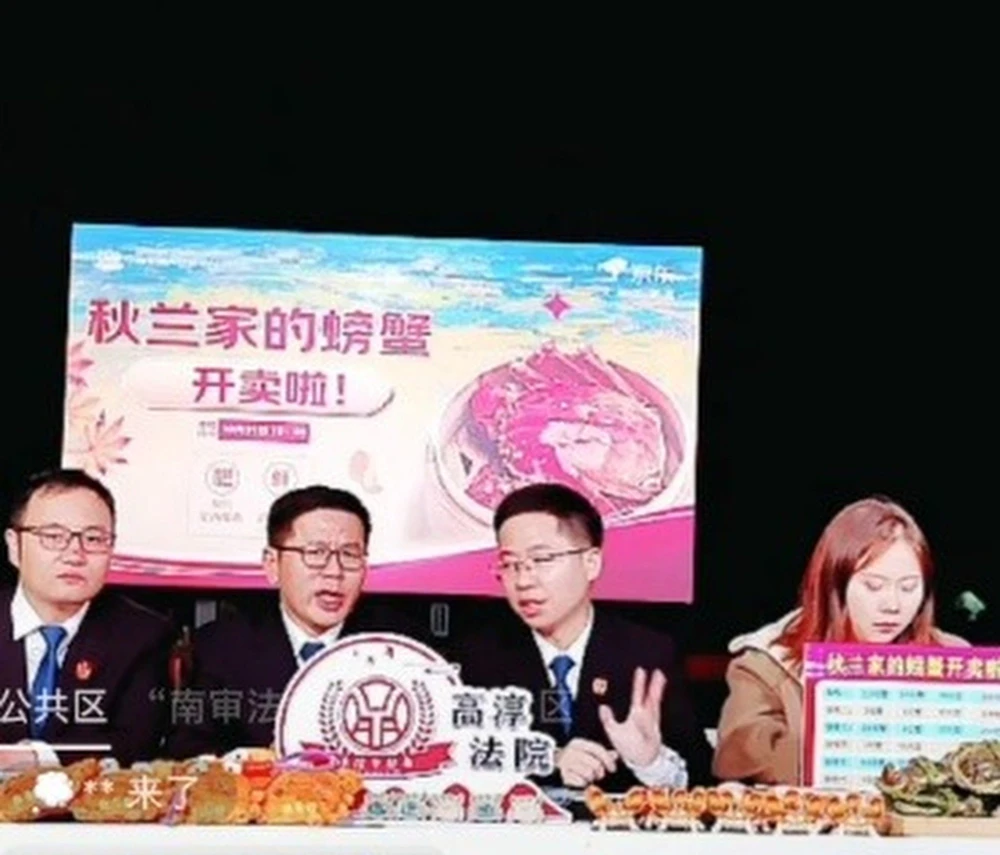 Toà án Trung Quốc gây sốt khi livestream bán cua