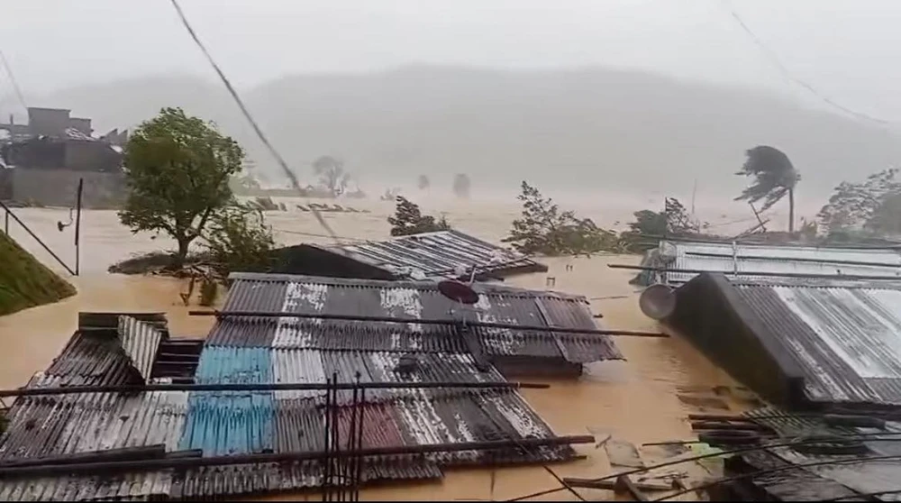 Siêu bão Fung-wong suy yếu thành bão sau khi gây mưa lớn, lữ lụt tại Philippines