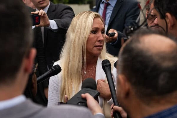 Hạ nghị sĩ Marjorie Taylor Greene: Từ đồng minh lâu năm đến màn ‘quay xe’ với ông Trump