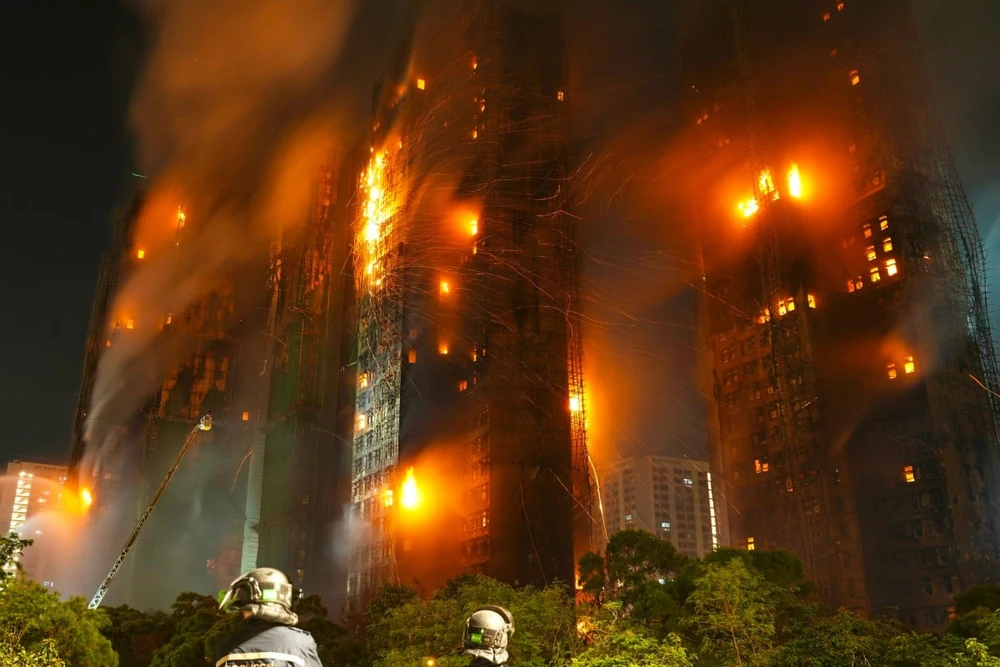 Kinh hoàng 360 người chết, nguy kịch và mất tích vụ cháy 7 khối chung cư ở Hong Kong