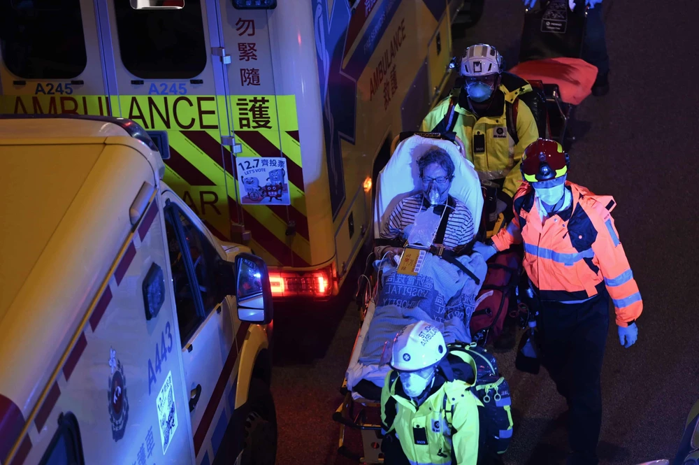 Đêm hãi hùng ở Hong Kong sau vụ cháy kinh hoàng cụm chung cư