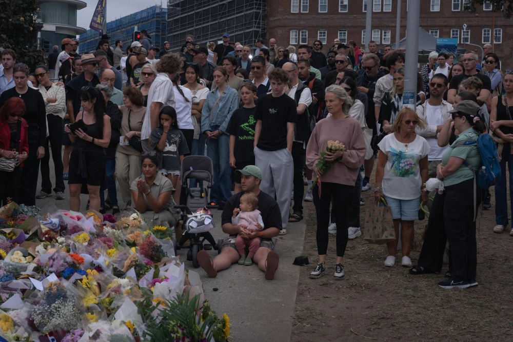 Úc thẩm vấn nghi phạm còn sống trong vụ xả súng kinh hoàng tại bãi biển