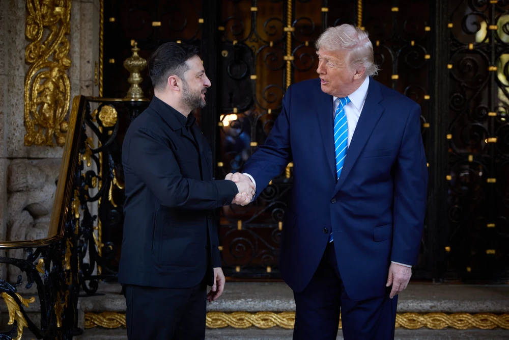 Tổng thống Mỹ Donald Trump (phải) tiếp Tổng thống Ukraine Volodymyr Zelensky tại Florida ngày 28-12. Ảnh: X