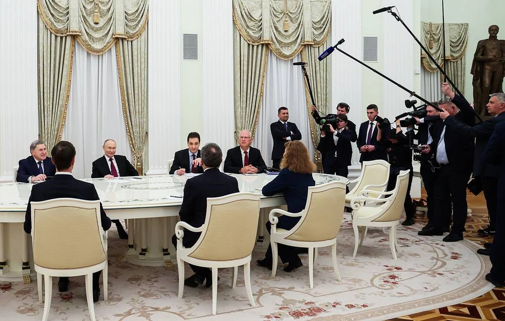 Tổng thống Nga Vladimir Putin tiếp phái đoàn Mỹ tại Moscow vào ngày 22-1. Ảnh: TASS