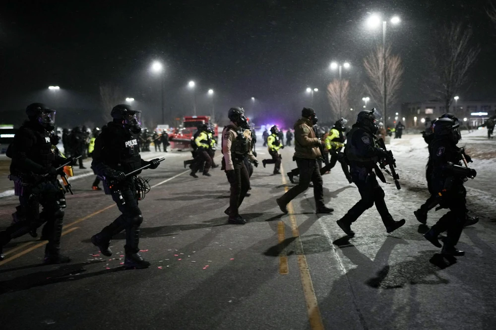 Chính quyền ông Trump nỗ lực hạ nhiệt sau vụ ICE bắn người biểu tình