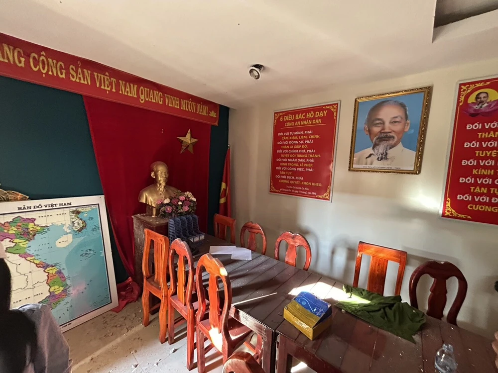 Bọn lừa đảo xây dựng hiện trường như một trụ sở công an ở Việt Nam. Ảnh: KHAOSOD